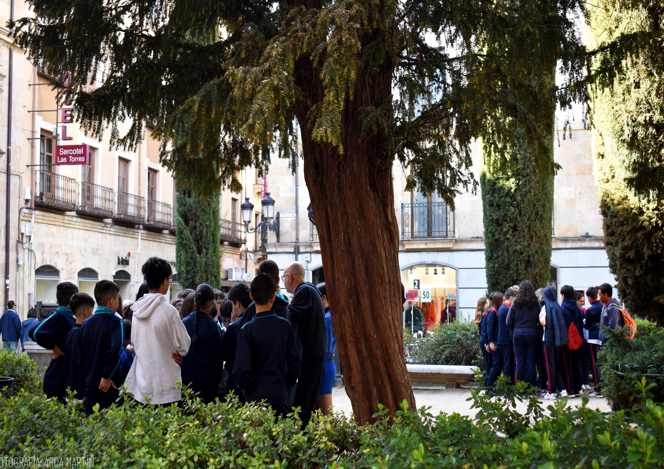 Foto de alumnos visitando un museo en un proyecto educativo